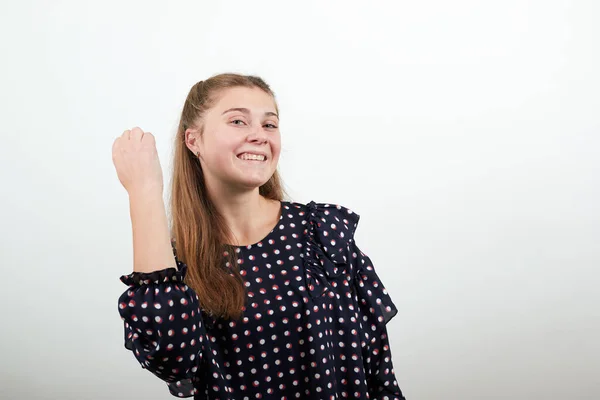 Девушка в платье с белыми кругами счастливая улыбка показывает руку знак одобрения — стоковое фото