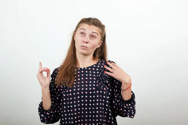 Meisje denkt oplossen probleem met slimme gezichtsuitdrukking — Stockfoto