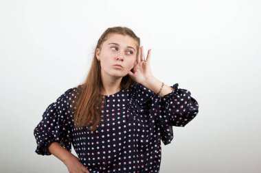 Dedikodulara kulak misafiri olan kız avucunu kulağına daya.