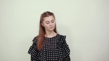 Elinde beyaz kağıt olan kız parmaklarıyla 