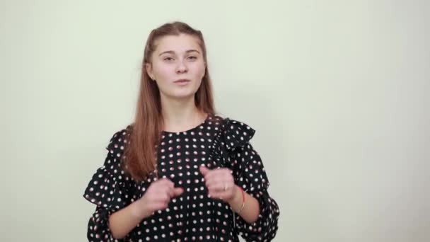 Chica en un vestido negro con círculos blancos feliz en el amor sosteniendo sus manos a la cara — Vídeos de Stock