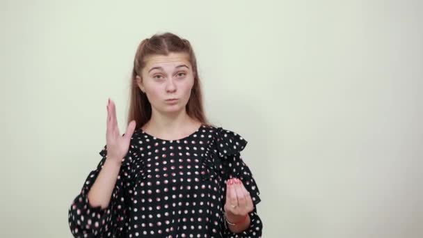 Chica piensa resolver el problema con la expresión facial inteligente — Vídeos de Stock
