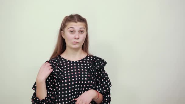 Chica piensa resolver el problema con la expresión facial inteligente — Vídeo de stock