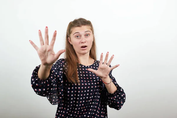 Chica asustada mujer hace señal de stop por miedo sosteniendo las palmas de las manos — Foto de Stock