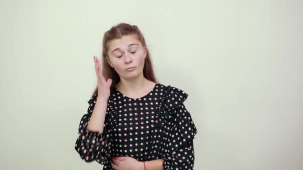 Menina chateada no desespero, a menina colocar a cabeça na mão com mau humor — Vídeo de Stock