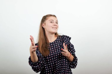 Beyaz halkalı siyah elbiseli kız dans etmeyi ve parmaklarını oynatmayı seviyor.