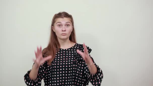 Дівчина в чорній сукні засмучена нещасна жінка Шокуюча проблема тримає руки над головою — стокове відео