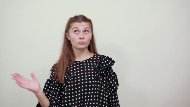 Flicka i svart klänning besviken negativ kvinna räckte upp handen i missnöje — Stockvideo