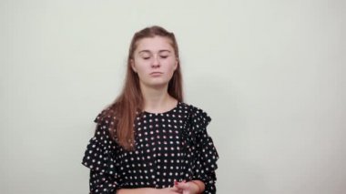 Siyah elbiseli bir kız şık bir kadın işaret parmağıyla yönü gösteriyor.