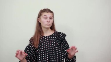 Siyah elbiseli kız, mutlu kadın, iyi iş çıkardığını gösteriyor.