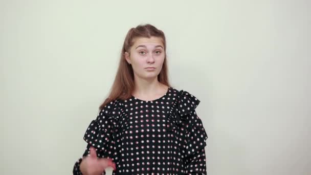 Flicka i svart klänning överväger gör beslut att hålla hand till huvud — Stockvideo
