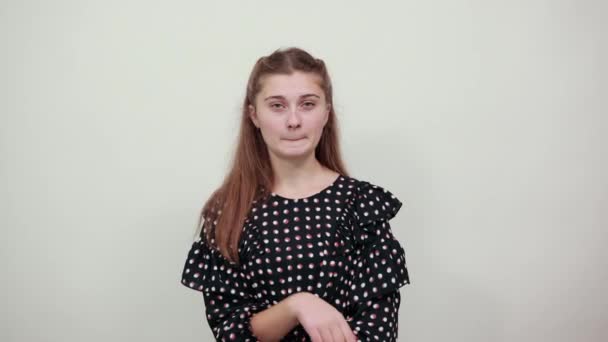 Mädchen im schwarzen Kleid Frau mit verträumtem Blick hält ihren Zeigefinger am Kinn — Stockvideo
