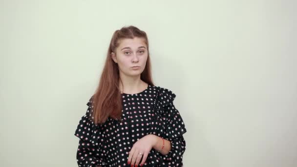 Mädchen in schwarzem Kleid glückliche Frau blickt durch Lupe — Stockvideo