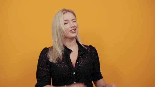 Mädchen fröhlich glücklich Frau zeigt Richtung mit ihren Fingern — Stockvideo