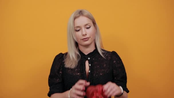 Chica en vestido negro mujer feliz disfruta de regalo en rojo en forma de corazón — Vídeos de Stock