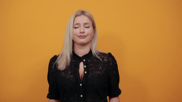 Chica en vestido negro mujer feliz muestra alegría con los dedos índice hacia arriba — Vídeos de Stock