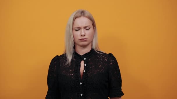 Chica en vestido negro en amarillo irritado mujer muestra puños simbolizando amenaza — Vídeos de Stock