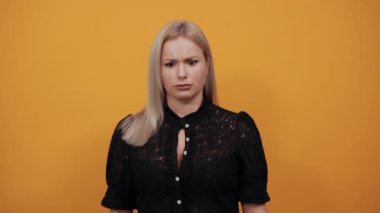 Siyah elbiseli kız hayal kırıklığına uğramış kadın iki elini uzattı.