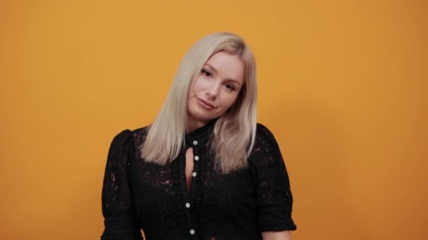 Chica en vestido amarillo fondo feliz mujer con auriculares escuchando música — Vídeo de stock