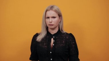 Siyah elbiseli kız. Sinirli kadın işaret parmağını gösteriyor.