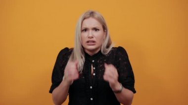 Siyah elbiseli kız. Sinirli kadın parmaklarını ağzına soktu.