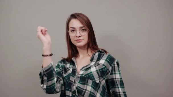 Femme heureuse avec des lunettes sourit, donne pouces vers le haut — Video