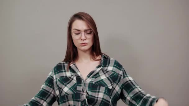 Dissatisfied protest woman in glasses returned thumbs down, sign of disagreement — Stock Video