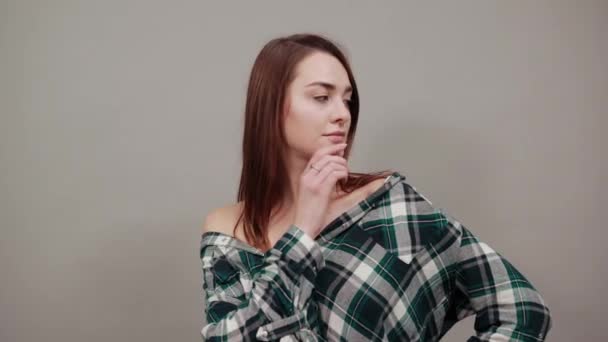 Happy woman with glasses thinks and holds her chin with her hand — Stok video