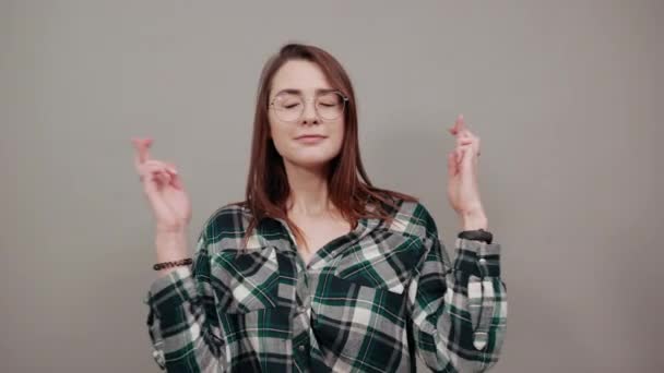 Woman in glasses hopes for luck crossed her fingers — Stockvideo