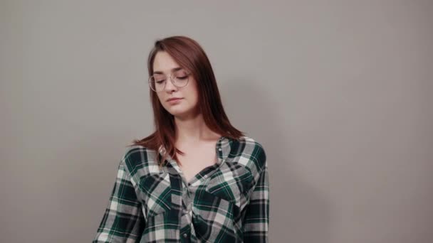 Offended woman holds piece of paper with a red heart, negative attitude in hand — Stockvideo