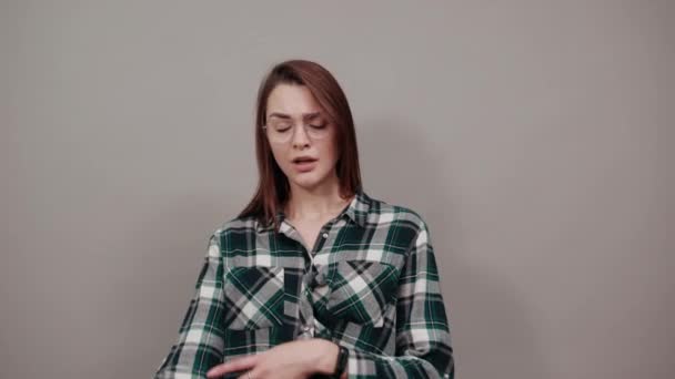 Pada latar belakang abu-abu marah wanita dalam gelas dengan suasana hati yang buruk — Stok Video