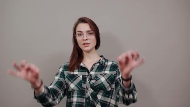 Stilvolle Frau mit Brille faltete ihre Finger zum Zeichen, dass es ihr gut geht — Stockvideo