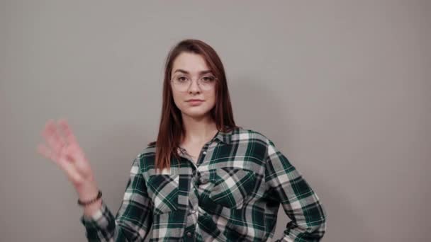 Confident woman in glasses shows four fingers — Stock Video