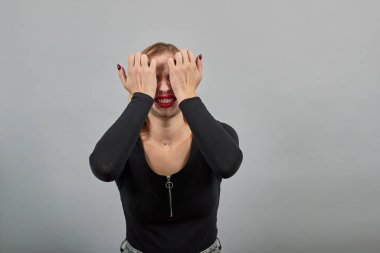 Siyah ceketli kız, elleri başıyla sarılı şoktan dolayı umutsuzluğa düşmüş kadını üzdü.