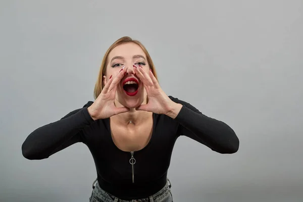 Mädchen in schwarzer Jacke schreit laut, hält die Hände vors Gesicht — Stockfoto