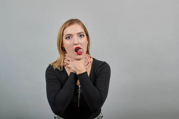 Wütende Frau würgt sich, hält sich die Kehle mit Händen und zieht Zunge heraus — Stockfoto