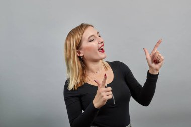 Dans eden mutlu kadın ellerini oynatıyor.