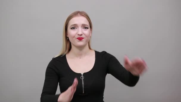 Elegant självsäker kvinna visar stopp, paus gest med fisar — Stockvideo