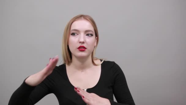 Młoda dziewczyna w czarnej kurtce stylowa kobieta demonstruje znak przerwy, pauza — Wideo stockowe