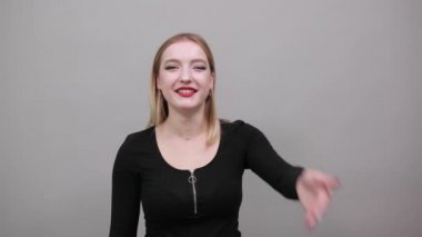 Siyah ceketli genç kız stil sahibi kadın saklanıyor, yüzünü eliyle kapatıyor.