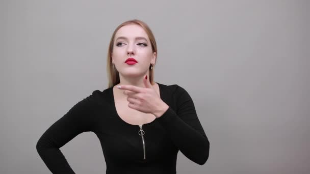 Молодая блондинка в черной куртке мечтательная женщина думает о новой идее — стоковое видео