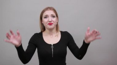 Siyah ceketli kız, şok yüzünden umutsuzluğa kapılmış, elleri başının üstünde duran kadını üzdü.