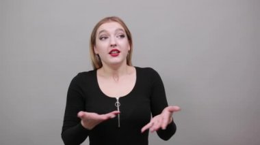 Kızgın kadın kendini boğuyor, elleriyle boğazını tutuyor ve dilini çıkarıyor.