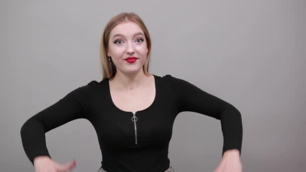 Lány fekete kabát sikoltozó nő sikoltozik hangosan, fogja a kezét a szemébe — Stock videók