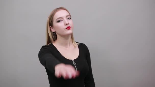 Joven chica rubia en chaqueta negra mujer se detiene con gesto de mano — Vídeos de Stock