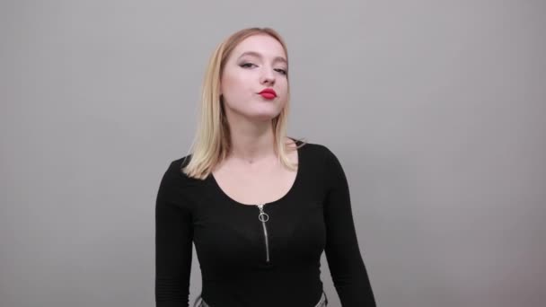 Молодая блондинка в черной куртке красивая женщина скрестила руки — стоковое видео