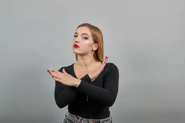 Young blonde girl in black jacket dissent against woman, keeps her arms crossed — Stock fotografie