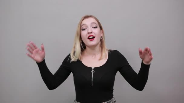 Молодая блондинка в черном пиджаке уверенная женщина поглаживает себя по плечам — стоковое видео