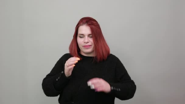 Chica en suéter negro una mujer infeliz en la desesperación toca sus manos a la cara — Vídeos de Stock