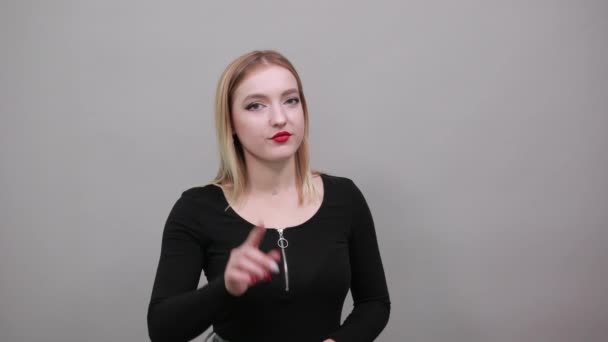 Chica rubia en chaqueta negra mujer enamorada muestra la forma del corazón con las manos — Vídeos de Stock